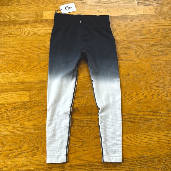 Zyia Active Black and White Ombré Performance Hi-Rise 7/8 size Large - Picture 4 of 4